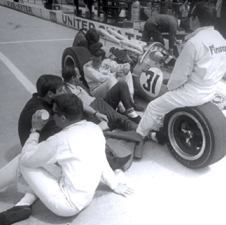 Discussion en toute décontraction entre Jim, Jackie Stewart et ses mécaniciens